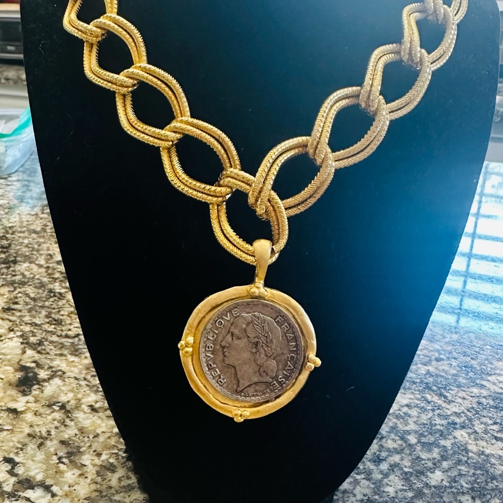 Susan Shaw Elegant Gold Coin Pendant Necklace